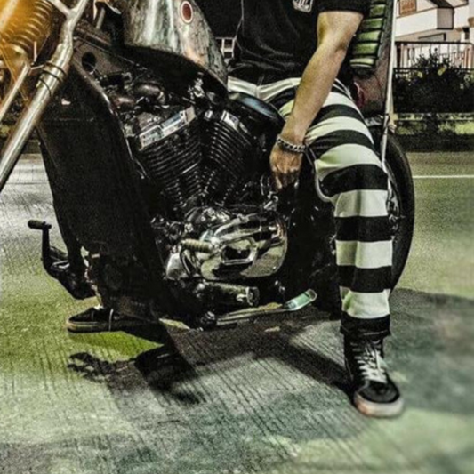 Outlaw Stripes – Biker Pants im Prison-Look